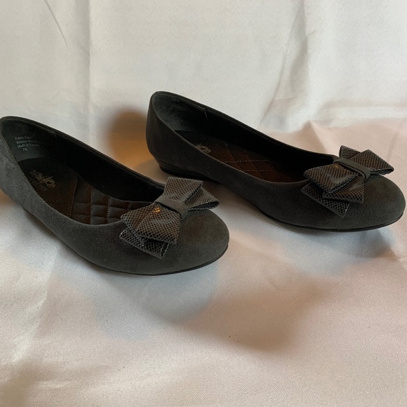 EUC. Coach and Four Black Ballet Flats with Shiny Bow! - Picture 2 of 8
